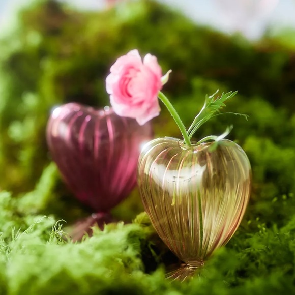 SOLD🫶Heart Glass Bud vase - Picture 3 of 4